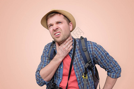 穿着暑期帽的年轻旅游男子喉咙疼痛不堪图片