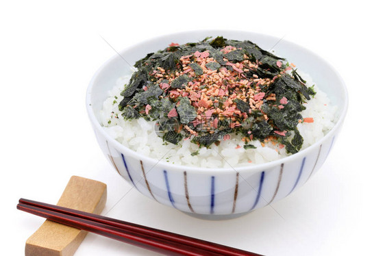 日本料理米饭和奶昔和紫菜的油炸食品图片
