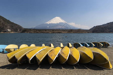 冬天的富士山和精进湖图片