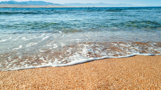 海浪在沙海滨滚动和摇晃的美丽平图片