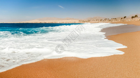 海浪在海滩上滚动的美丽形象您暑假图片