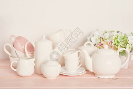 白色背景上桌子上的茶和咖啡套装图片