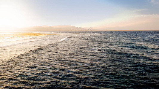 大海浪在海岸上滚动的美丽景观海浪在珊瑚礁图片