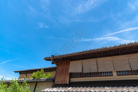 日本京都蓝天传统建筑的街头观景图图片
