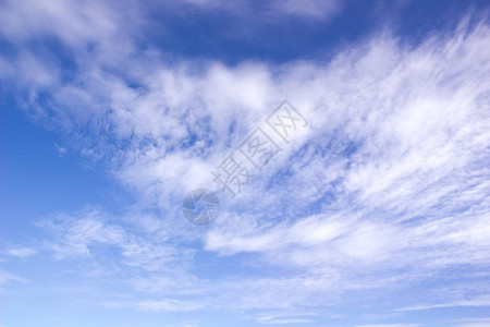蓝天中的云朵在运动中图片