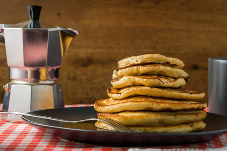 美味的煎饼加牛奶和咖啡早餐用在美丽的桌布上的背景之下图片