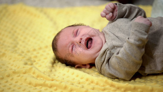 新生婴儿在腹腔结裂牙齿出现等痛苦图片