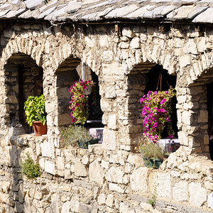 老餐馆在窗户上挂花背景图片