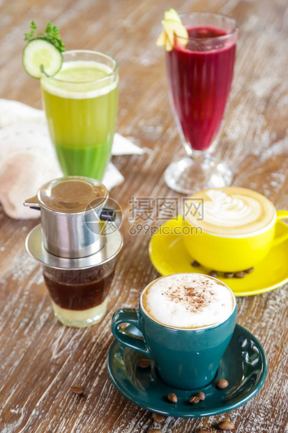 桌上有不同类型的咖啡和果汁图片