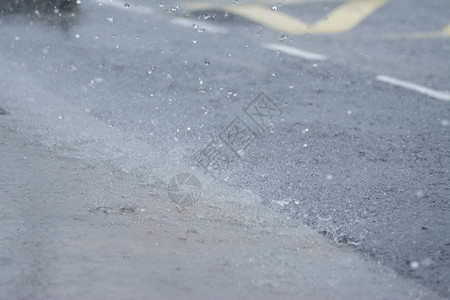 大雨倾盆在路边图片