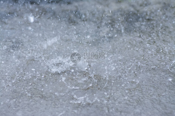 大雨倾盆在路边图片