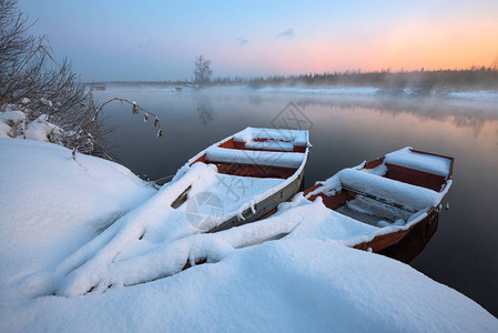 河边美丽的冬天日出冬天的雪中船图片