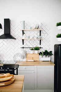 现代斯堪的纳维亚阁楼厨房有白色瓷砖亮图片