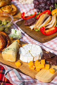 美味野餐食物在板上切开不同种类的奶酪图片