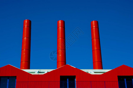 与蓝天的红色烟囱背景图片