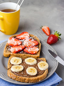 石头厨房桌子背景上的草莓和香蕉背景图片