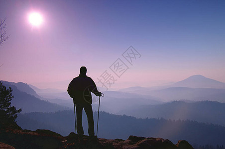 登山者背着远足背包去山上山中的徒步旅行者男强壮的背着包和野营在大自然中徒步旅图片