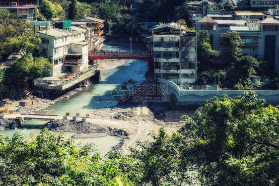 台风造成洪水暴发后Wulai村的建图片