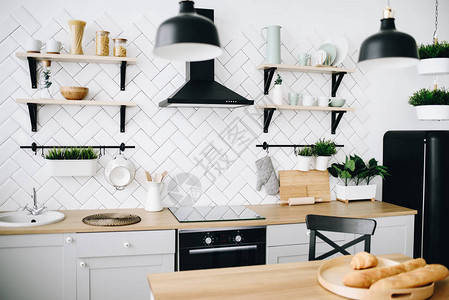 现代斯堪的纳维亚阁楼厨房有白色瓷砖亮图片