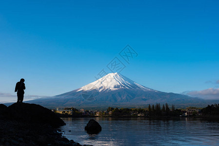 富士山和河口湖的图像早上有剪影人物图片