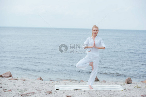 闭着眼睛的金发女人在瑜图片