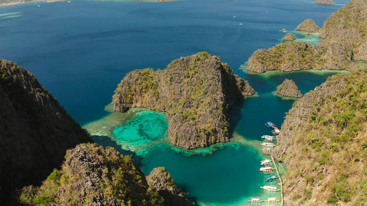 鸟瞰泻湖中的旅游船加央岸湖泻湖背景图片