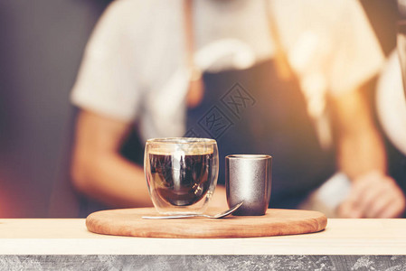 咖啡师在咖啡店做黑咖啡图片