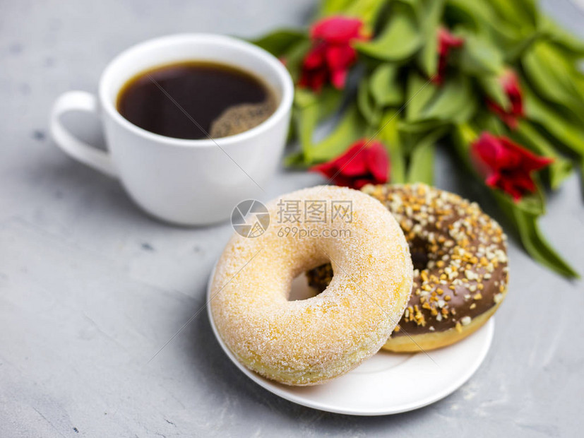 两个甜圈和咖啡杯加郁金香灰色背图片