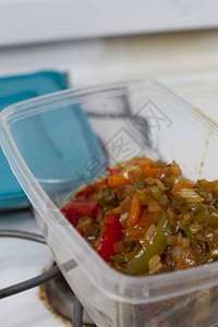 将白洋葱和甜椒存放在塑料容器中图片