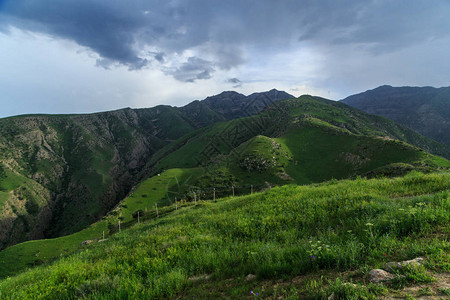 伊朗和土库曼斯坦的山在夏日图片