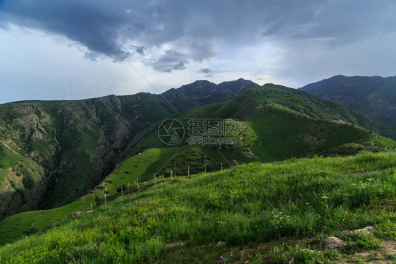 伊朗和土库曼斯坦的山在夏日图片