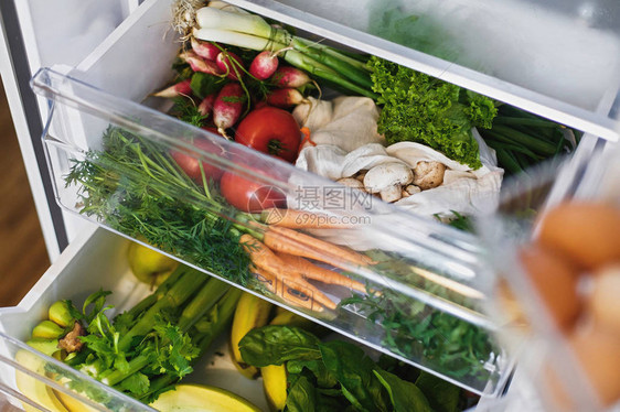 冰箱里的新鲜蔬菜图片