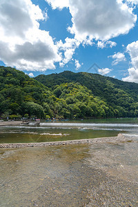 岚山地区色彩缤纷的森林山背景的桂川渡月桥岚山是指定的历史遗迹和名图片