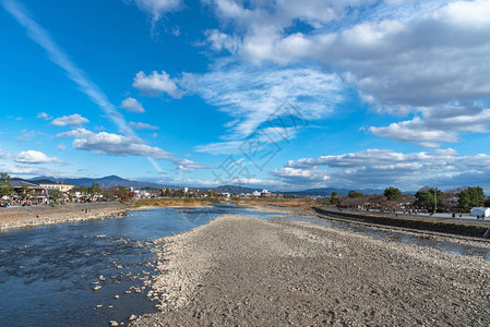 岚山地区色彩缤纷的森林山背景的桂川渡月桥岚山是指定的历史遗迹和名图片