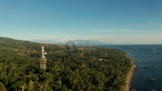 天线和微波在电信塔鸟瞰图上连接手机网络和电视发射器图片