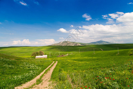 美丽的春天和夏天的风景在青山之间的山乡间小路青山绿水图片