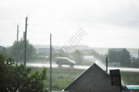 从乡间别墅树木柱子和高速公路上的汽车中散焦的雨天图像专注于雨城图片