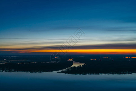 美丽的河流与大岛与黎明前的天空下的树木明亮的黄色条纹在风景如画的多云天空中早期的蓝天倒映在水中雄伟自然的多彩图片