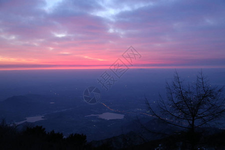 从泰山顶的景色山的方向日出的晨曦云涌图片