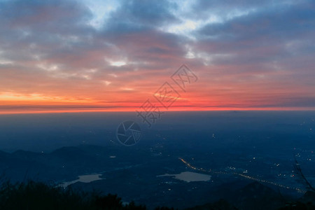 从泰山顶的景色山的方向日出的晨曦云涌背景