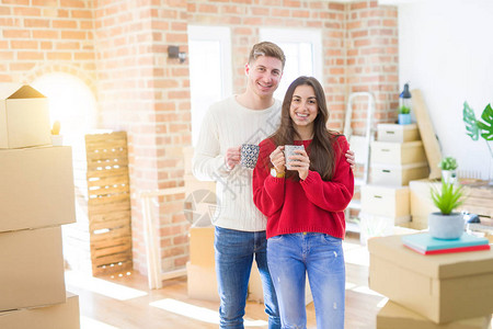 美丽的年轻夫妇在爱情中微笑喝着一杯咖啡图片