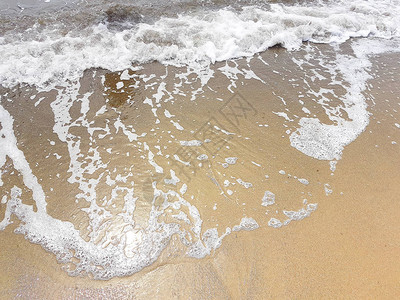 太阳夏时的海滩波浪和沙子图片