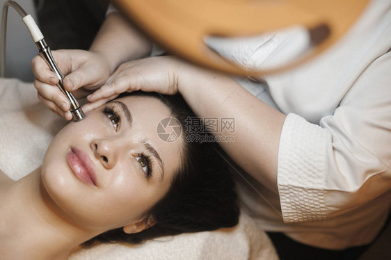 一位美丽的caucasian女在一家温泉沙龙露着眼睛躺在床上图片