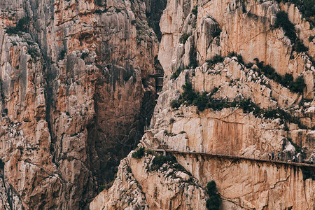 在西班牙南部的岩山和岩石山的跑道之间图片