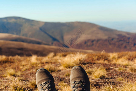 房客在山里户外旅行时有放松的时间自由与生活方式的概图片