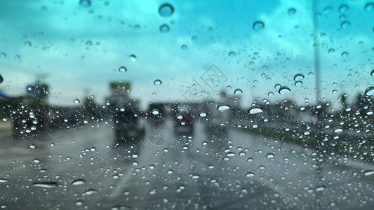 车挡风玻璃上的雨滴图片