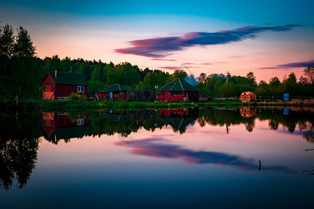 日落后晚上小村庄红房子明显图片