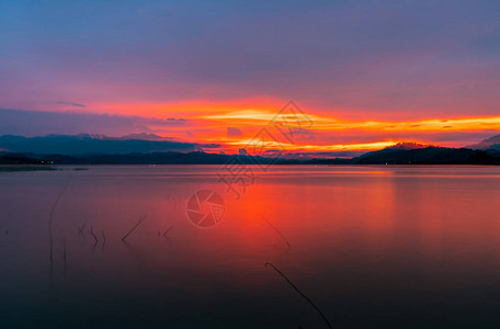 在山和湖的红色和橙色日落天空美丽的傍晚天空雄伟的日落天图片