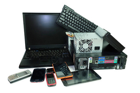 电子垃圾日常使用的小工具电子设备笔记本电脑和台式电脑以及白色背景图片