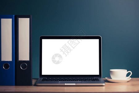 在桌子上模拟空白笔记本电脑在黑板背景的木桌上的个人图片